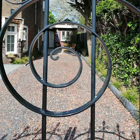 At I Free Parking & Airco بيت للعطل زاندفورت