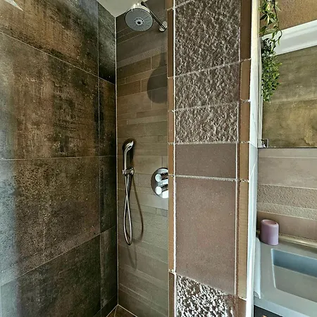 At I Free Parking & Airco بيت للعطل زاندفورت