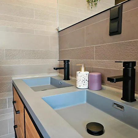 At I Free Parking & Airco